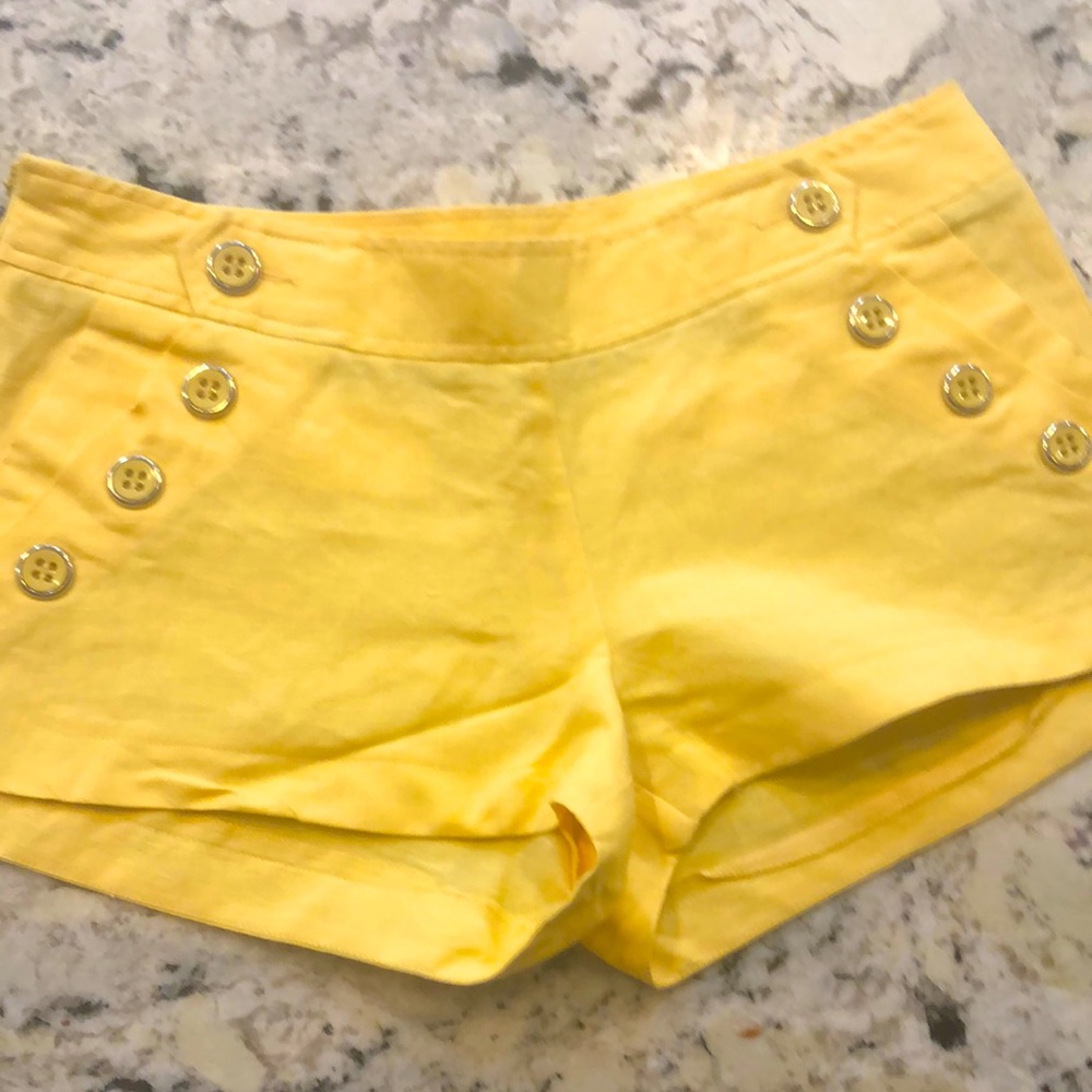 Side zip button detail yellow short